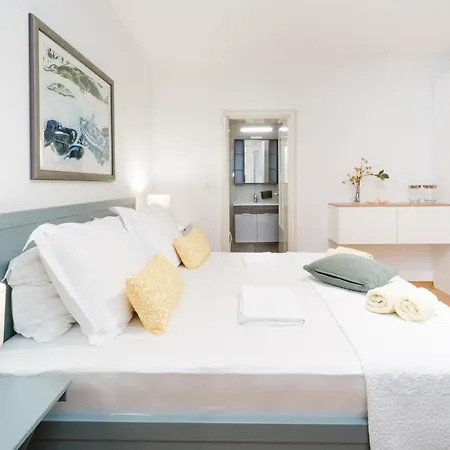 Eleona With Private Pool And Garden فيلة