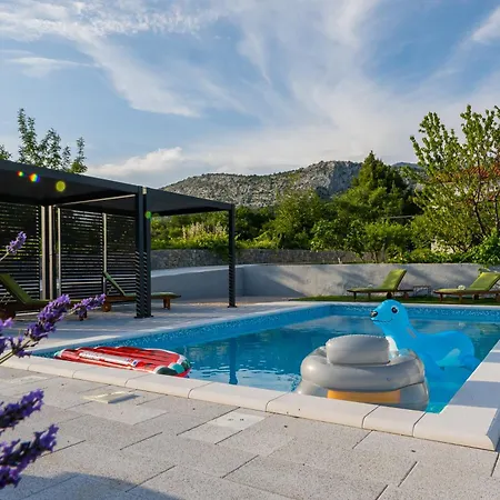 Eleona With Private Pool And Garden فيلة