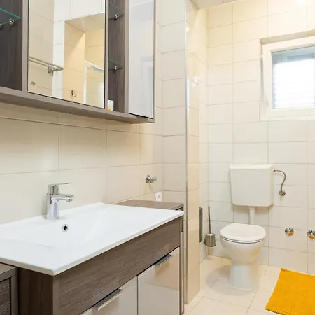 Eleona With Private Pool And Garden فيلة